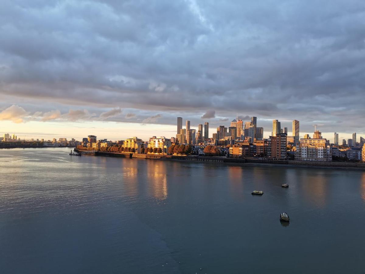 Homestay Room With Stunning Thames River View ลอนดอน ภายนอก รูปภาพ