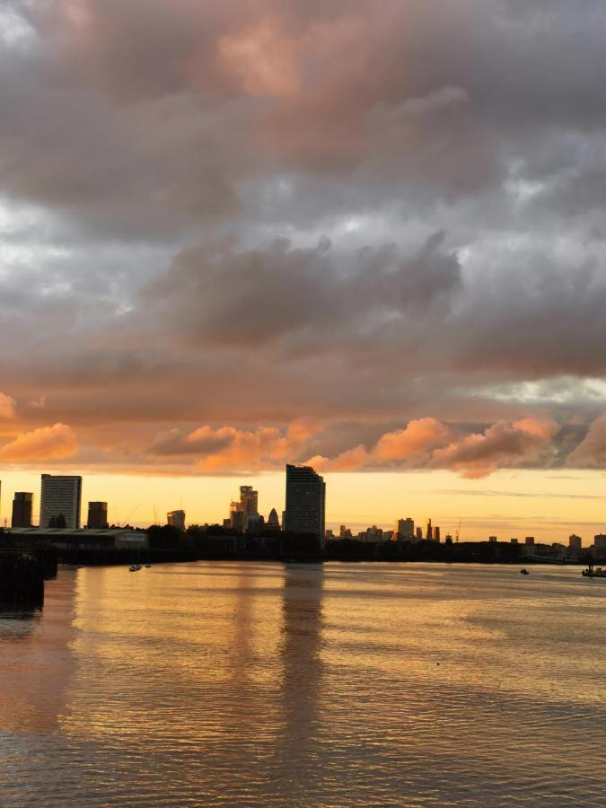 Homestay Room With Stunning Thames River View ลอนดอน ภายนอก รูปภาพ