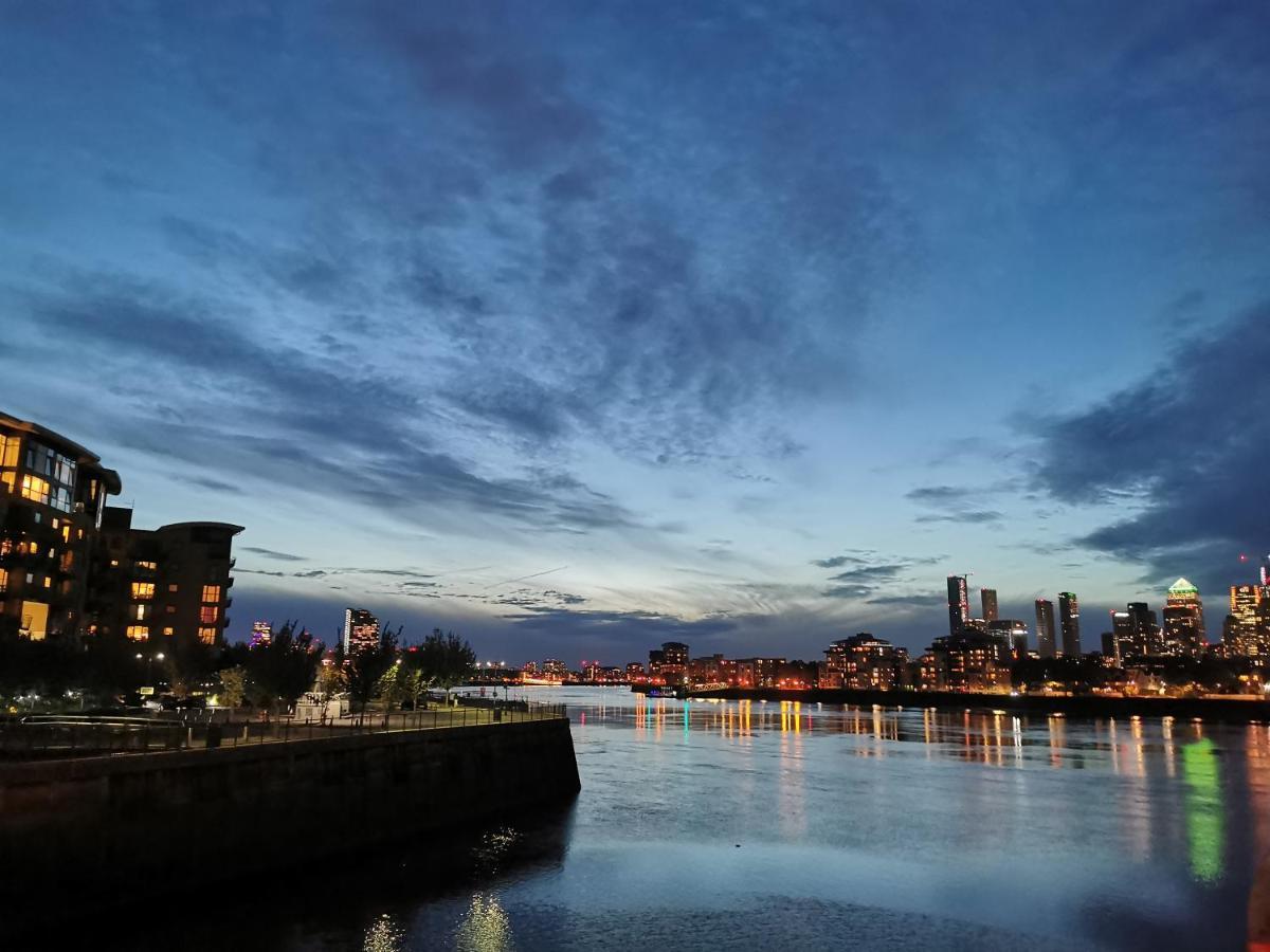 Homestay Room With Stunning Thames River View ลอนดอน ภายนอก รูปภาพ